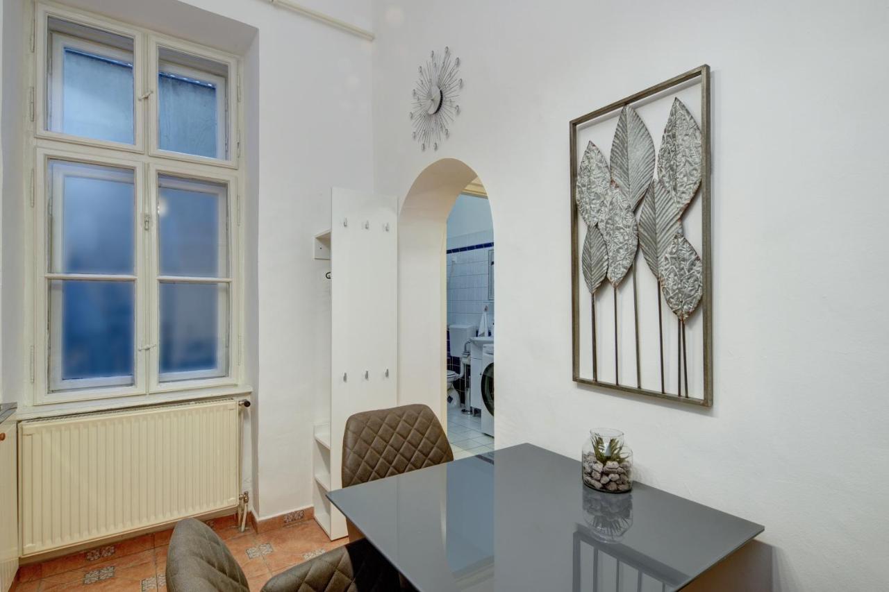 Free Garage Parking, Ac And Bikes In The Downtown Apartment Budapest Exterior photo